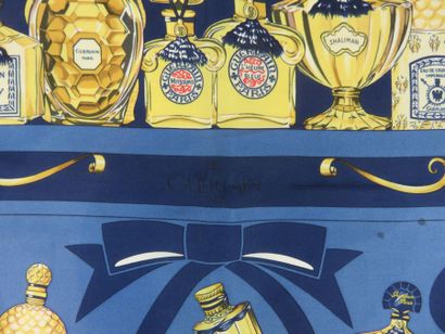 GUERLAIN, 

Foulard en soie bleu à motif...