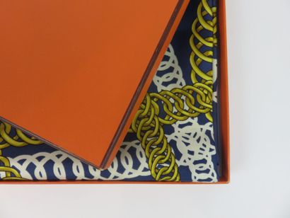 HERMES

Foulard en soie bleu et marron à...
