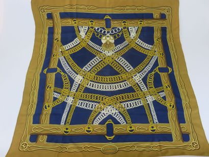 HERMES 

Foulard en soie imprimé moutarde...