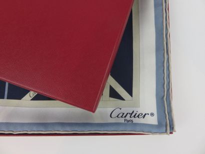 CARTIER

Foulard en soie bleu à motif de...