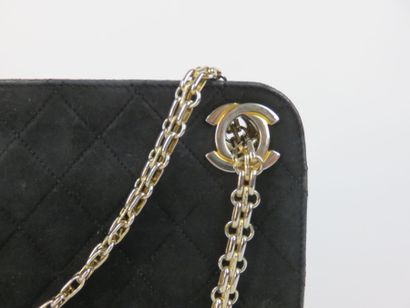 
CHANEL

Sac matelassé noir

19x26.5x9 c...