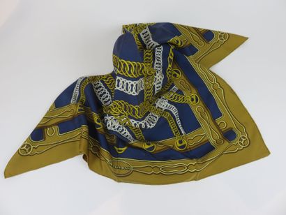 HERMES

Foulard en soie bleu et marron à...