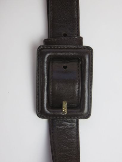 CHANEL

Ceinture en cuir marron 

15x15c...