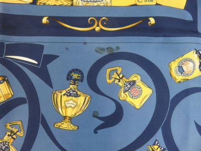 GUERLAIN, 

Foulard en soie bleu à motif...