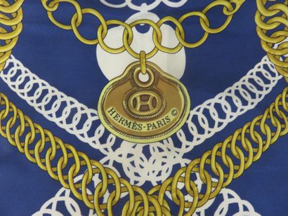 HERMES 

Foulard en soie imprimé moutarde...