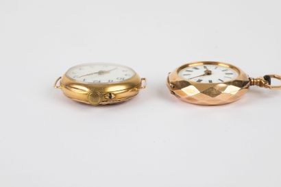 Deux petites montres pendentif en or 750...
