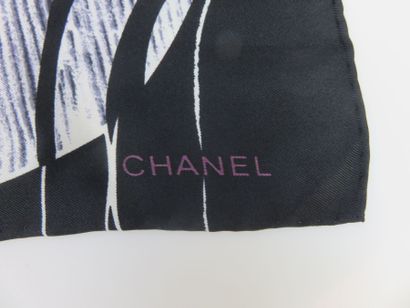 CHANEL

Foulard en soie noir et blanc. Une...