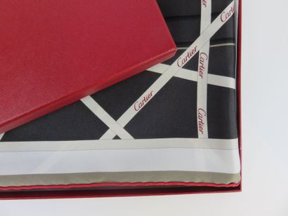 CARTIER

Foulard en soie gris à motif de...