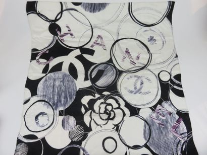 CHANEL

Foulard en soie noir et blanc. Une...