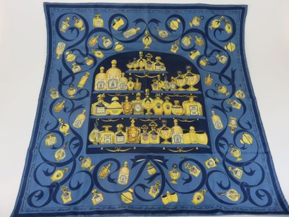GUERLAIN, 

Foulard en soie bleu à motif...