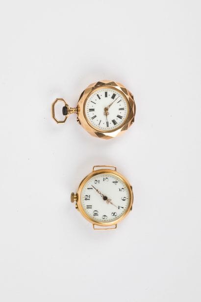 Deux petites montres pendentif en or 750...