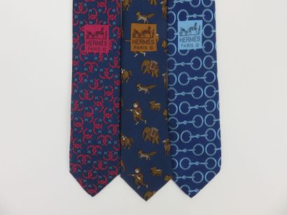 HERMES

Cinq cravates en soie dans les tons...