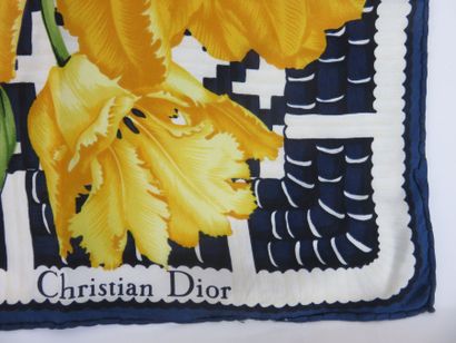 DIOR

Carré en soie bleu et blanc à motif...