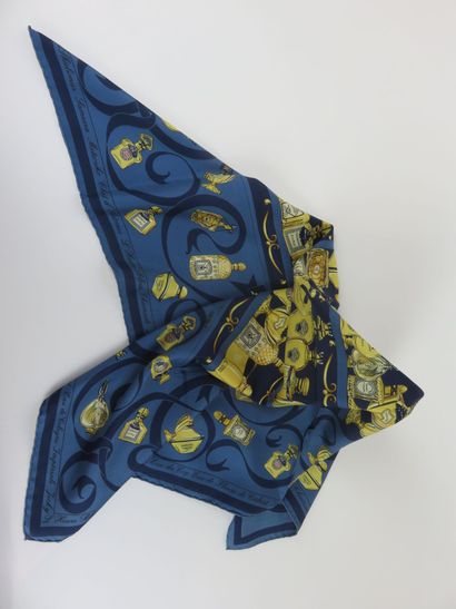 GUERLAIN, 

Foulard en soie bleu à motif...
