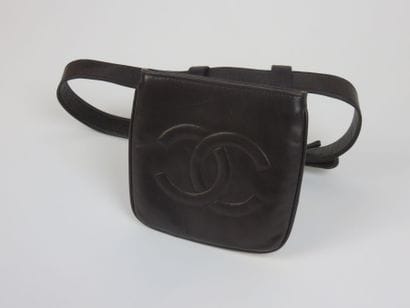 CHANEL

Ceinture en cuir marron 

15x15c...