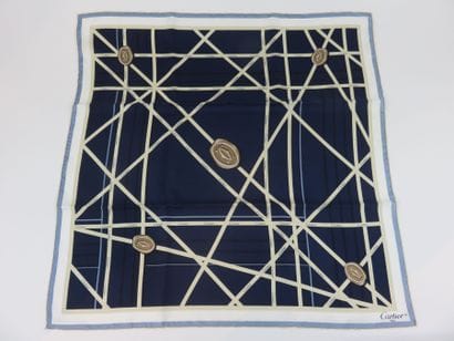 CARTIER

Foulard en soie bleu à motif de...