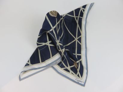 CARTIER

Foulard en soie bleu à motif de...