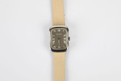 BULOVA 

Petite montre de dame en métal blanc,...