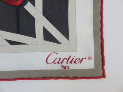 CARTIER

Foulard en soie gris à motif de...