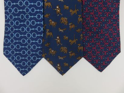 HERMES

Cinq cravates en soie dans les tons...