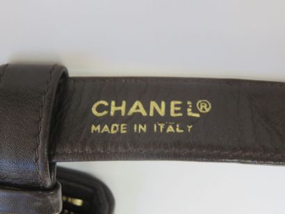 CHANEL

Ceinture en cuir marron 

15x15c...
