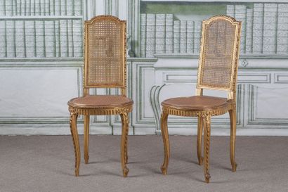 PAIRE DE CHAISES en bois sculpté et doré,...