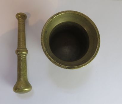PILON ET MORTIER en bronze, le corps orné...