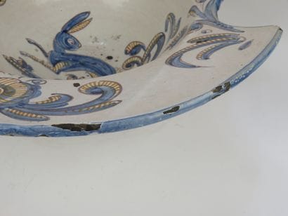 ESPAGNE, Talavera

Plat à barbe en faïence...