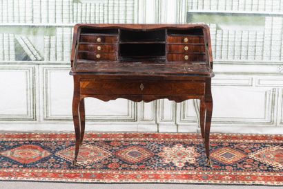BUREAU DE PENTE en placage de palissandre...