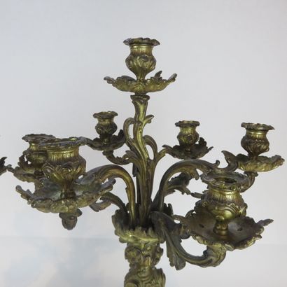 PAIRE D'IMPORTANTS CANDELABRES en bronze...