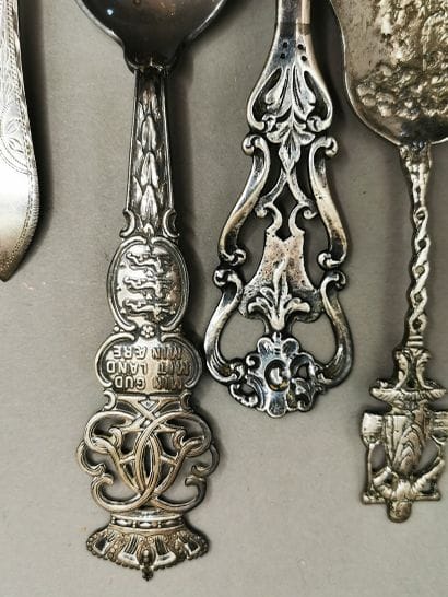 LOT DE TREIZE CUILLERS ET TROIS FOURCHETTES...
