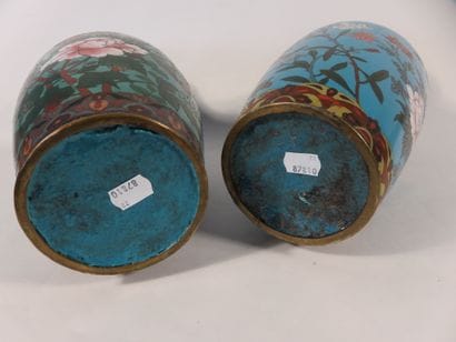 EXTREME-ORIENT

Deux vases en bronze cloisonné...