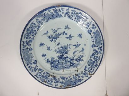 DELFT 

Grand plat rond à décor en camaïeu...