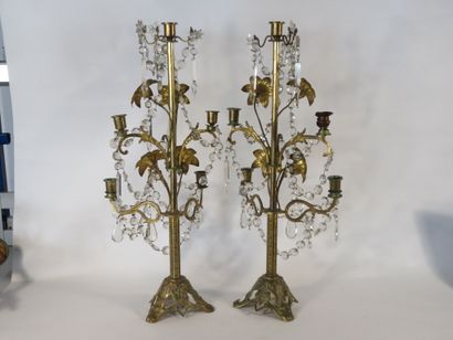 PAIRE DE CANDELABRES en laiton doré et pampilles...