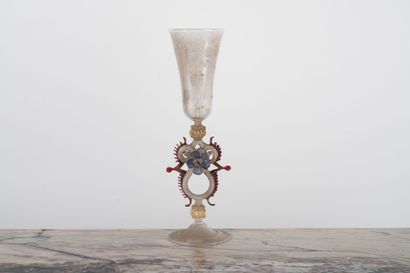 FLUTE EN VERRE DE VENISE gravé. Pied en verre...