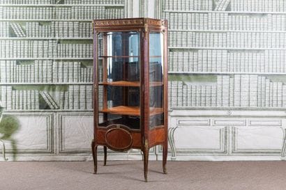 VITRINE en acajou, placage d'acajou et satiné,...