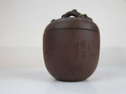 CHINE, Yixing - XXe siècle

Pot couvert et...