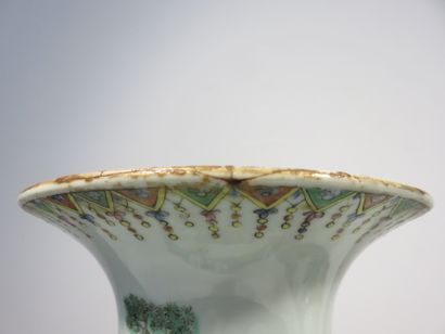 CHINE - XIXe siècle

Paire de vases en porcelaine...