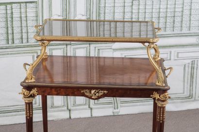 TABLE A THE en marqueterie de satiné en damiers,...