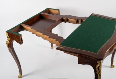 TABLE A JEUX à système en placage de satiné,...