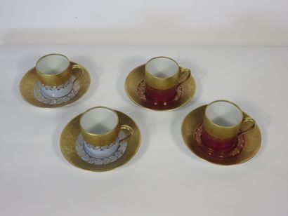 SUITE DE QUATRE TASSES ET SOUS-TASSES en...