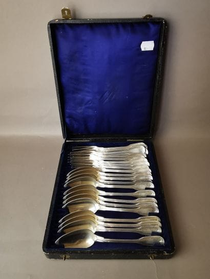 SERIE DE DOUZE COUVERTS A ENTREMETS en argent....