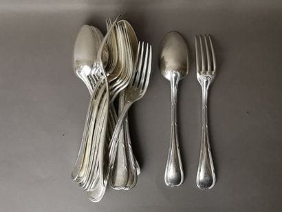 SERIE DE HUIT COUVERTS DE TABLE en argent....