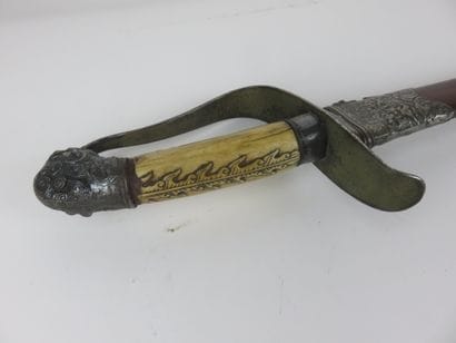 SABRE INDOCHINOIS. Poignée en os sculpté...
