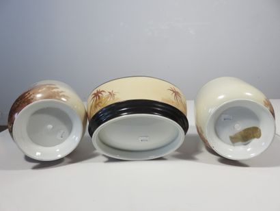 PAIRE DE CACHE-POTS ET JARDINIERE en porcelaine...