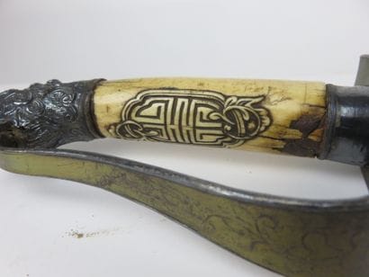 SABRE INDOCHINOIS. Poignée en os sculpté...