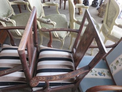 SUITE DE SIX FAUTEUILS en acajou à décor...