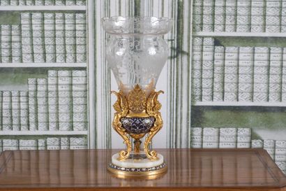 IMPORTANT VASE CORNET en cristal gravé de...