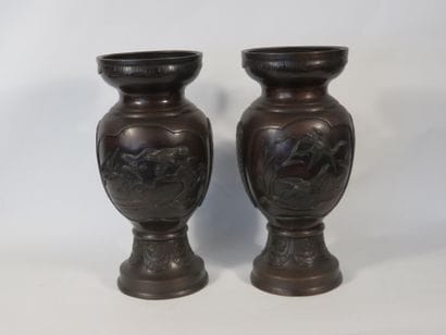 EXTREME-ORIENT

Paire de vases en bronze...