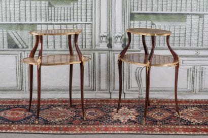PAIRE DE TABLES DESSERTES en marqueterie...